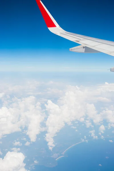 Flügel Eines Flugzeugs Das Über Den Wolken Fliegt — Stockfoto