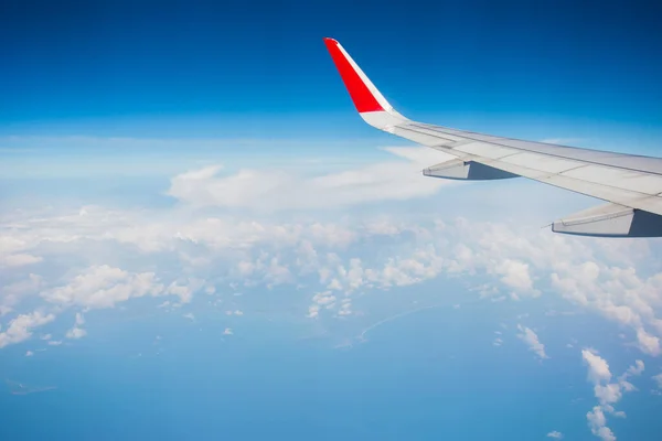 Flügel Eines Flugzeugs Das Über Den Wolken Fliegt — Stockfoto