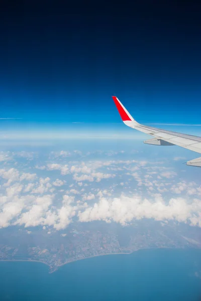 Крило Літака Летить Над Хмарами — стокове фото
