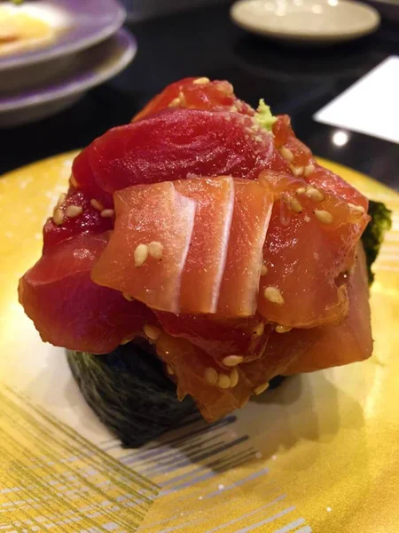 日本料理-寿司卷。传统的日本料理 — 图库照片