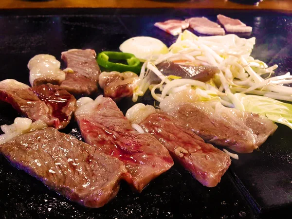 Kobe Miyazaki Rindfleisch Grillen auf Grillrost — Stockfoto
