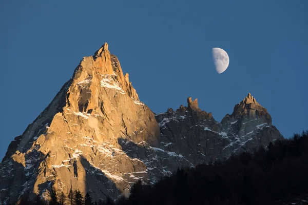 Prachtige bergachtige landschap in de Alpen — Stockfoto