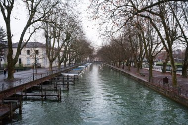 Kanallar ve dar sokaklar küçük Venedik benzeri beldesi