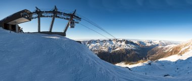 Bazı büyük arazi Chamonix, Fransa Kayak