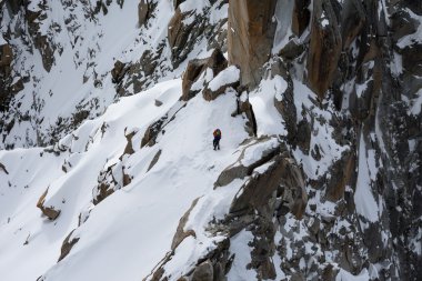 Kaya dağcılar Aiguille du Midi üstündeki