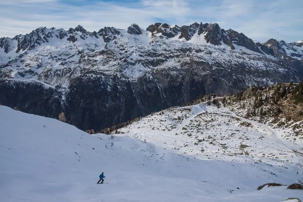 Sciare su un grande terreno a Chamonix, Francia — Foto Stock