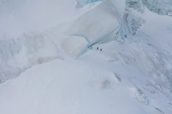 Ski sur un grand terrain à Chamonix, France — Photo