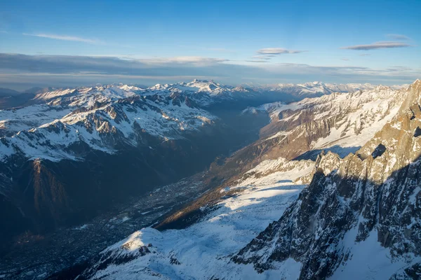 フランス、シャモニーのいくつかの大きな地形をスキー — ストック写真