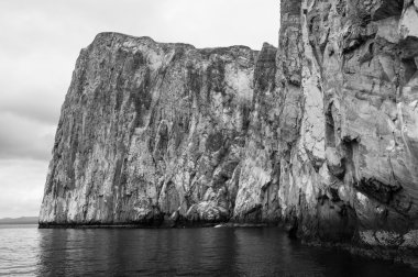 Sudan gelen kayalıklarla