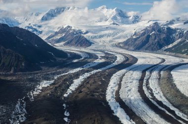 Büyük dağların Arial manzarası