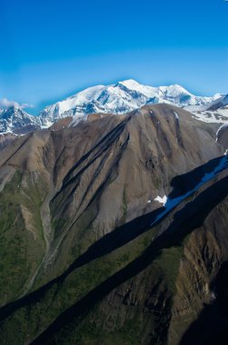 Büyük dağların Arial manzarası