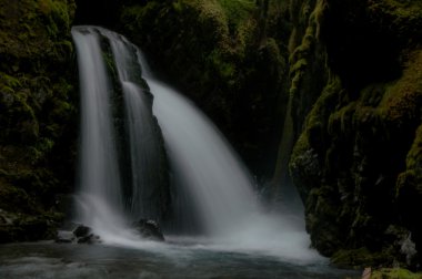 Uzun pozlama şelale içinde Alaska