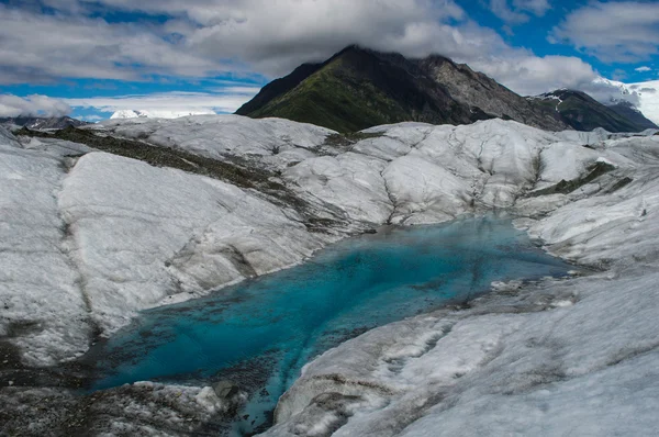 Glacial pool with mountain — Stock Photo, Image