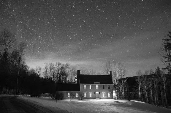 Casa bajo las estrellas — Foto de Stock