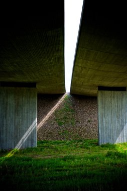 Karayolu Köprüsü altında