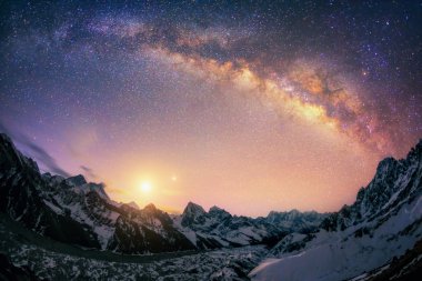 Samanyolu ana Himalaya ridge altında dome.
