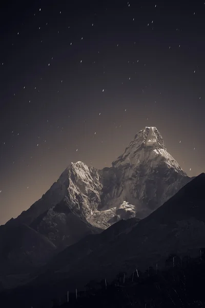 Ama Dablam gece