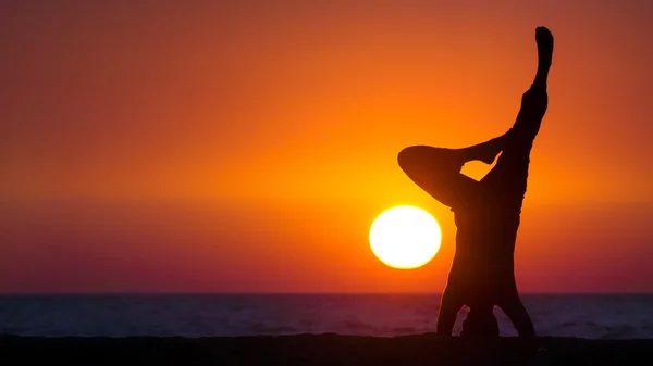 Yoga pe plajă — Fotografie, imagine de stoc