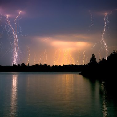 bulutlar ve gök gürültüsü Lightning'ler 