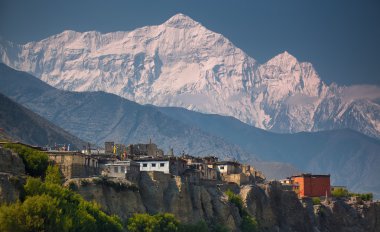  İnanılmaz Himalayalar önünde kırsal yaşam