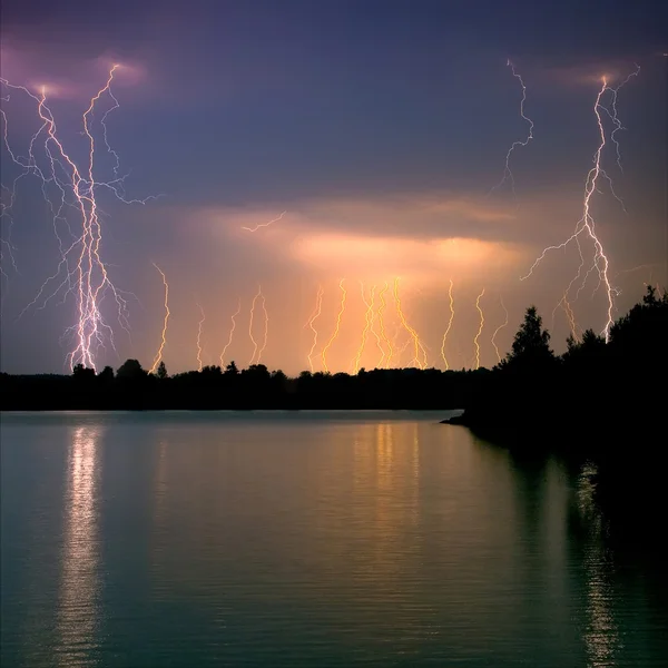 bulutlar ve gök gürültüsü Lightning'ler 