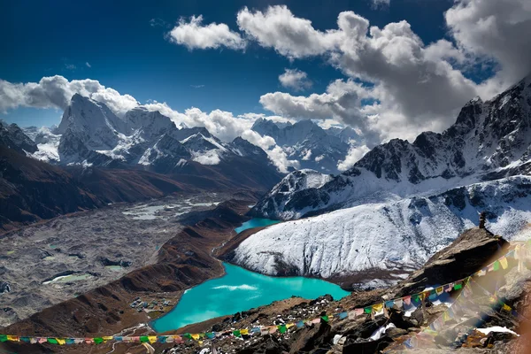 Turkusowe jezioro Gokyo — Zdjęcie stockowe