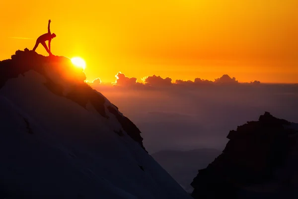 Ioga ao pôr-do-sol — Fotografia de Stock