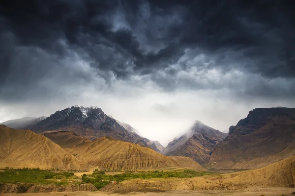kumlu vadi üzerinde dramatik gökyüzü