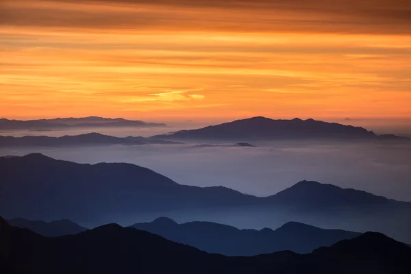 Високий гірський пейзаж в тумані — стокове фото