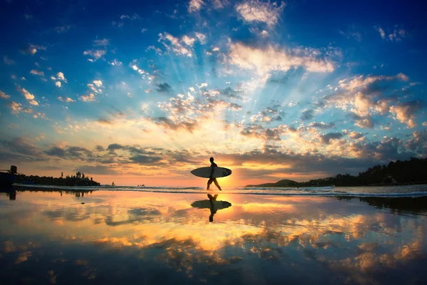 Sun surfer walking across the sea shore — Stock Photo, Image