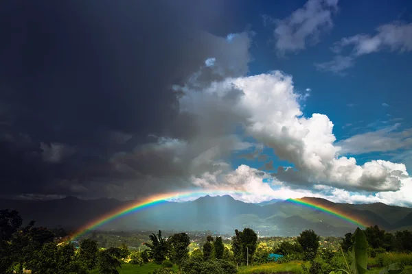 Bellissimo arcobaleno — Foto Stock