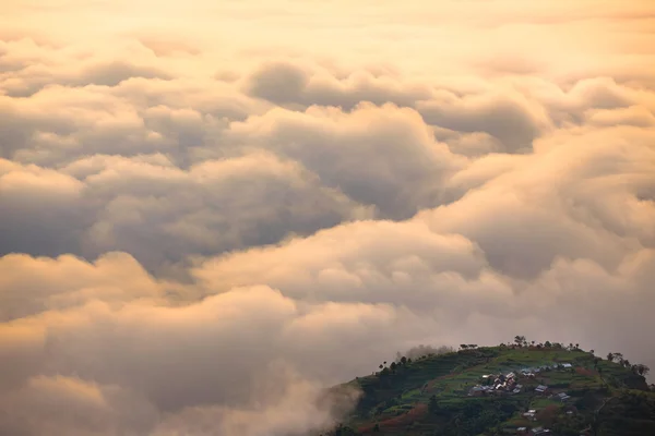 Mellan moln och mark — Stockfoto