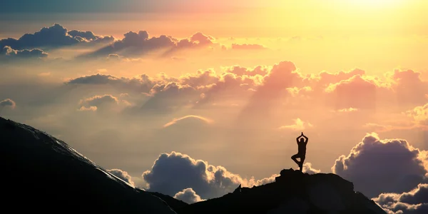 Beoefenen van yoga buiten — Stockfoto