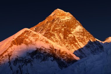 Gün batımında Everest Dağına