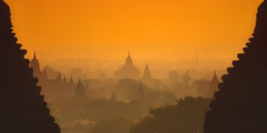 Eski Bagan (Myanmar üzerinde gündoğumu)