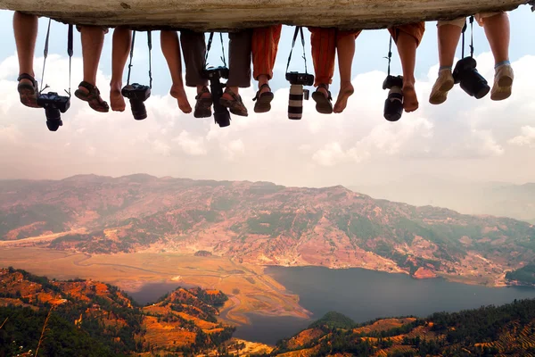 Turistas descansando na montanha — Fotografia de Stock