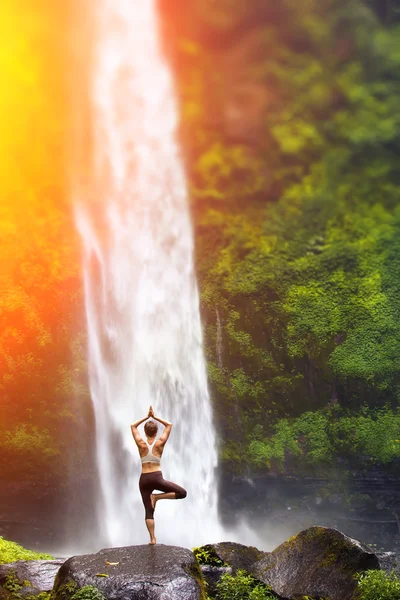 Yoga en la cascada — Foto de Stock