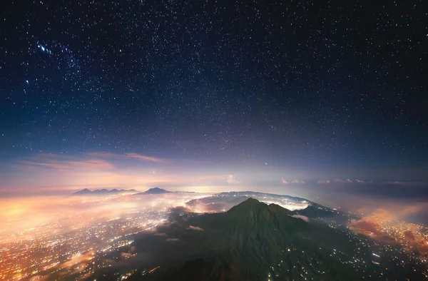 Schlafender Vulkan in der Nacht — Stockfoto