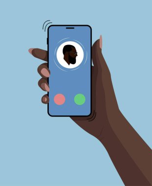 Siyah kızlar akıllı telefon kullanır. Telefon var. Gelen arama. Siyah sakallı adamla ekranda temas ikonu. Mavi arkaplan.