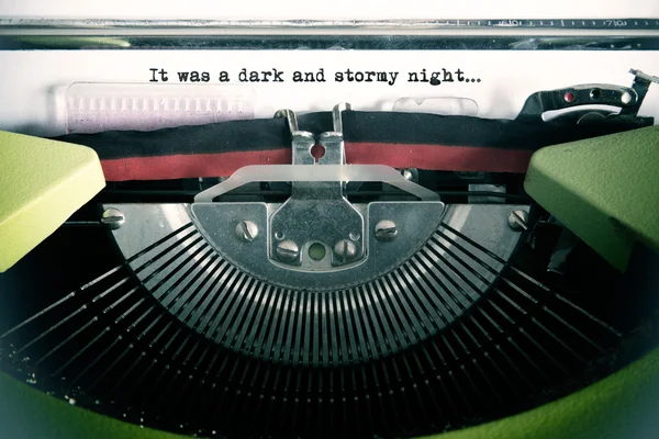 老式的文本由旧打字机，这是一个黑暗和暴风雨左近 — 图库照片