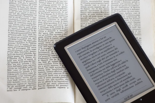 Ebook lettore e libro — Foto Stock