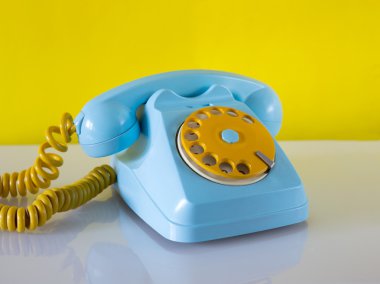 Göksel ve sarı geleneksel telefon