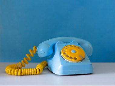 Göksel ve sarı geleneksel telefon