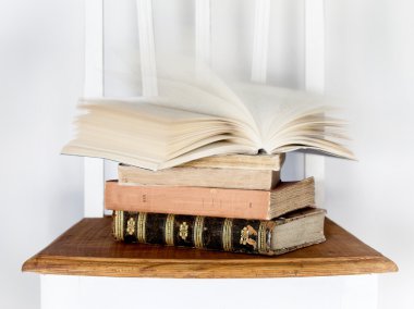 bir sandalye üzerinde eski kitaplar