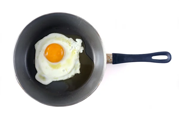 Huevo frito aislado sobre fondo blanco — Foto de Stock