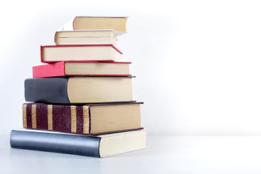 Eski whit üzerinde izole kitap yığını