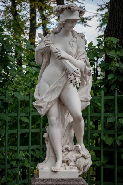 Sculpture Déesse Romaine Guerre Bellona Dans Jardin Été Saint Pétersbourg — Photo