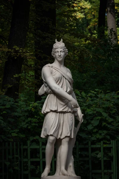 Scultura Artemide Diana Nel Giardino Estivo San Pietroburgo Russia — Foto Stock