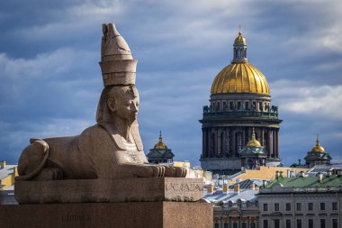 Sphinx Universitetskaya Embankment ve Saint Isaac Katedrali 'nin kubbeleri Saint Petersburg, Rusya