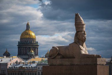 Sphinx Universitetskaya Embankment ve Saint Isaac Katedrali 'nin kubbeleri Saint Petersburg, Rusya